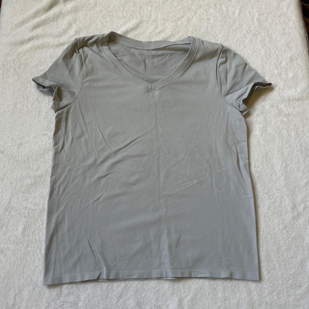 OQQ Light grey v neck compression t shirt for workouts women's small